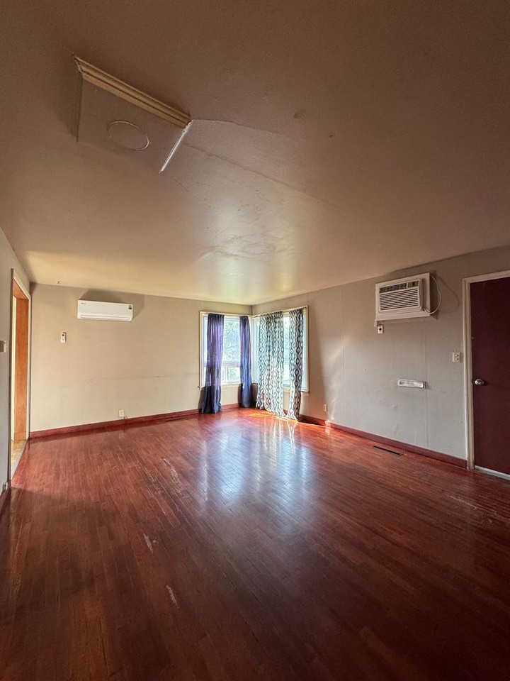 802 E Tacoma Ave #1 - Photo 3 of 17