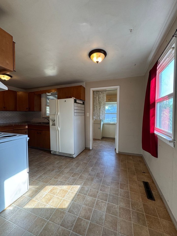 802 E Tacoma Ave #1 - Photo 5 of 17