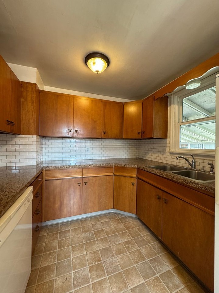 802 E Tacoma Ave #1 - Photo 7 of 17