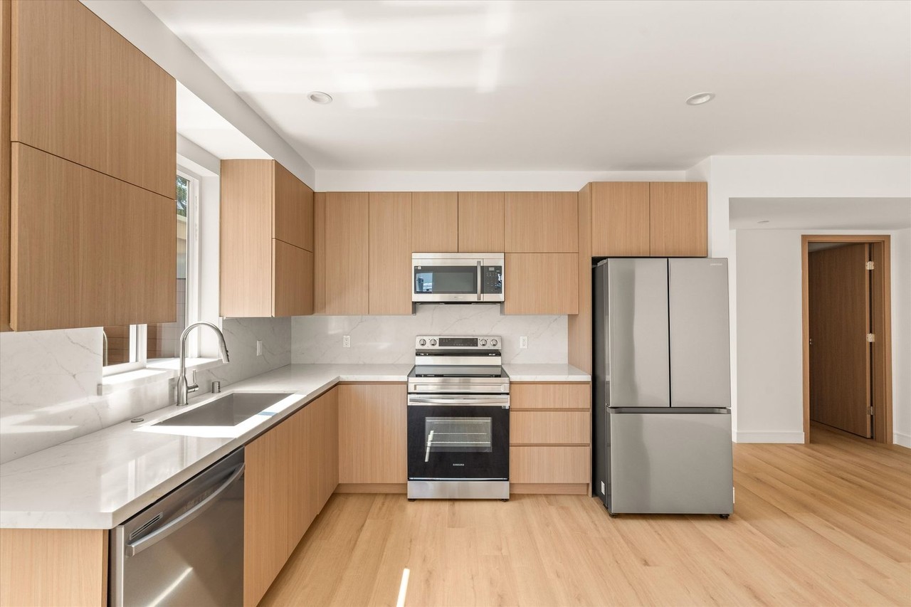 5910 Mammoth Ave - Photo 2 of 4