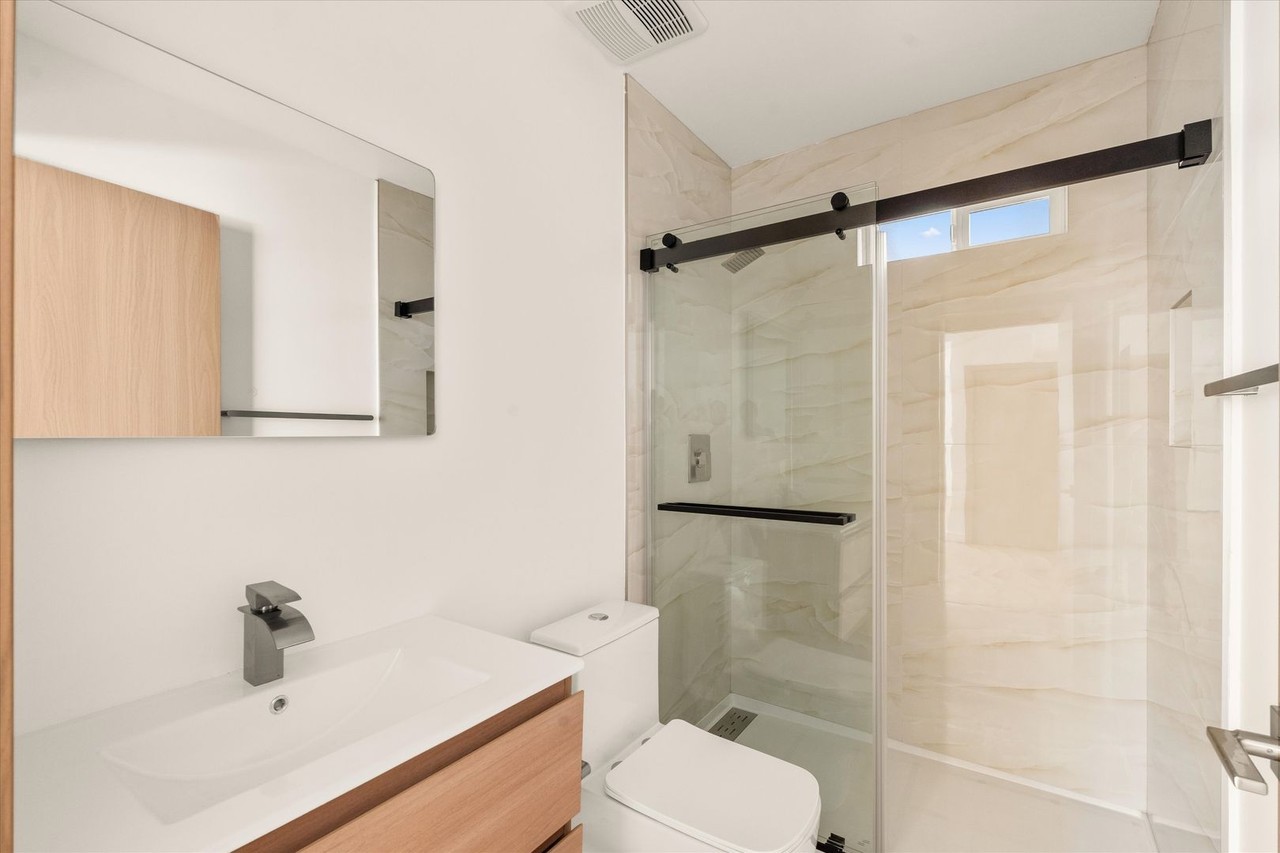 5910 Mammoth Ave - Photo 4 of 4