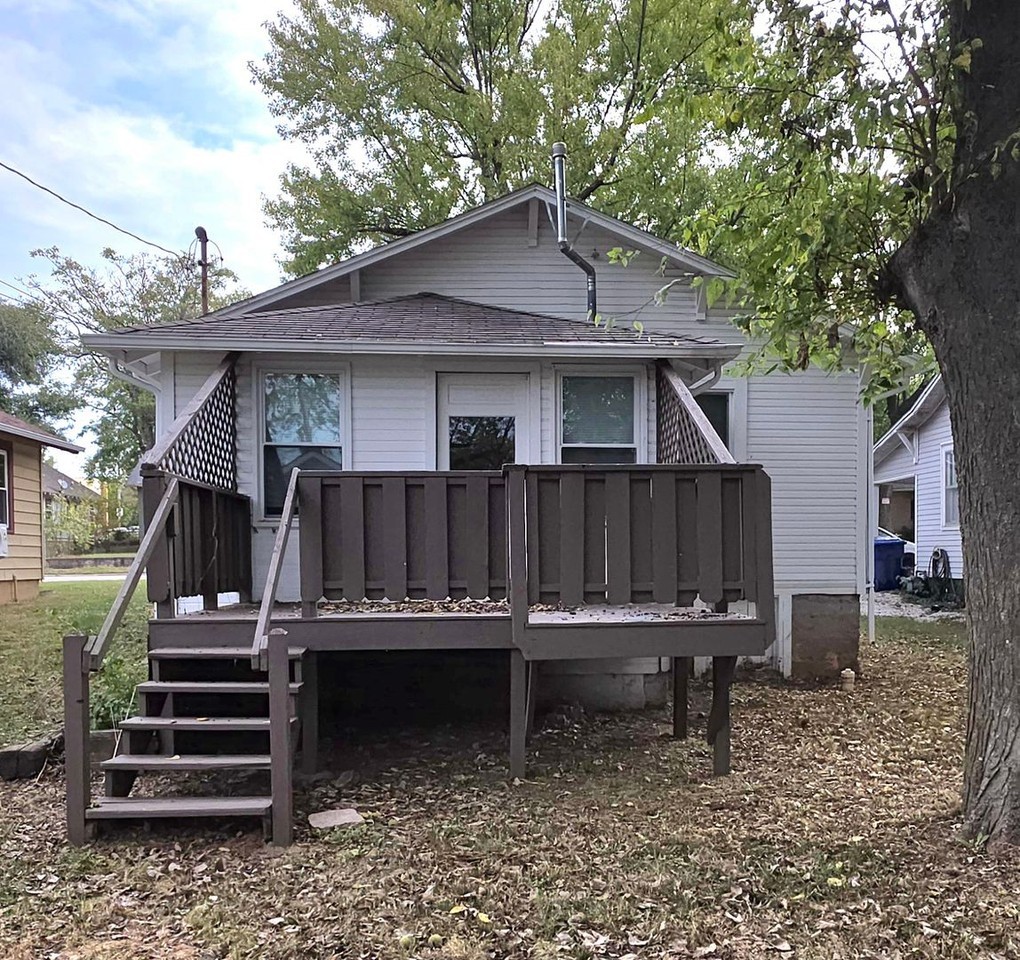 911 S Newton Ave - Photo 2 of 8