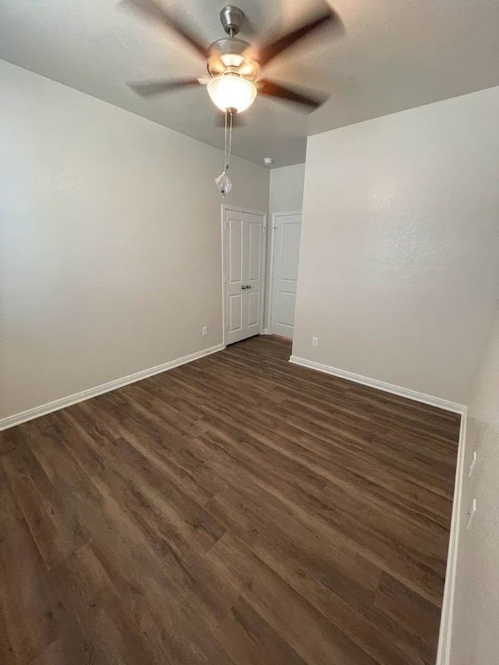 1911 Holleman Dr - Photo 3 of 24