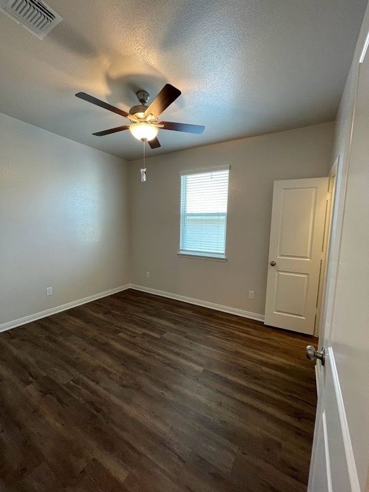 1911 Holleman Dr - Photo 5 of 24