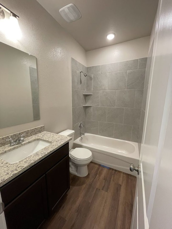 1911 Holleman Dr - Photo 6 of 24