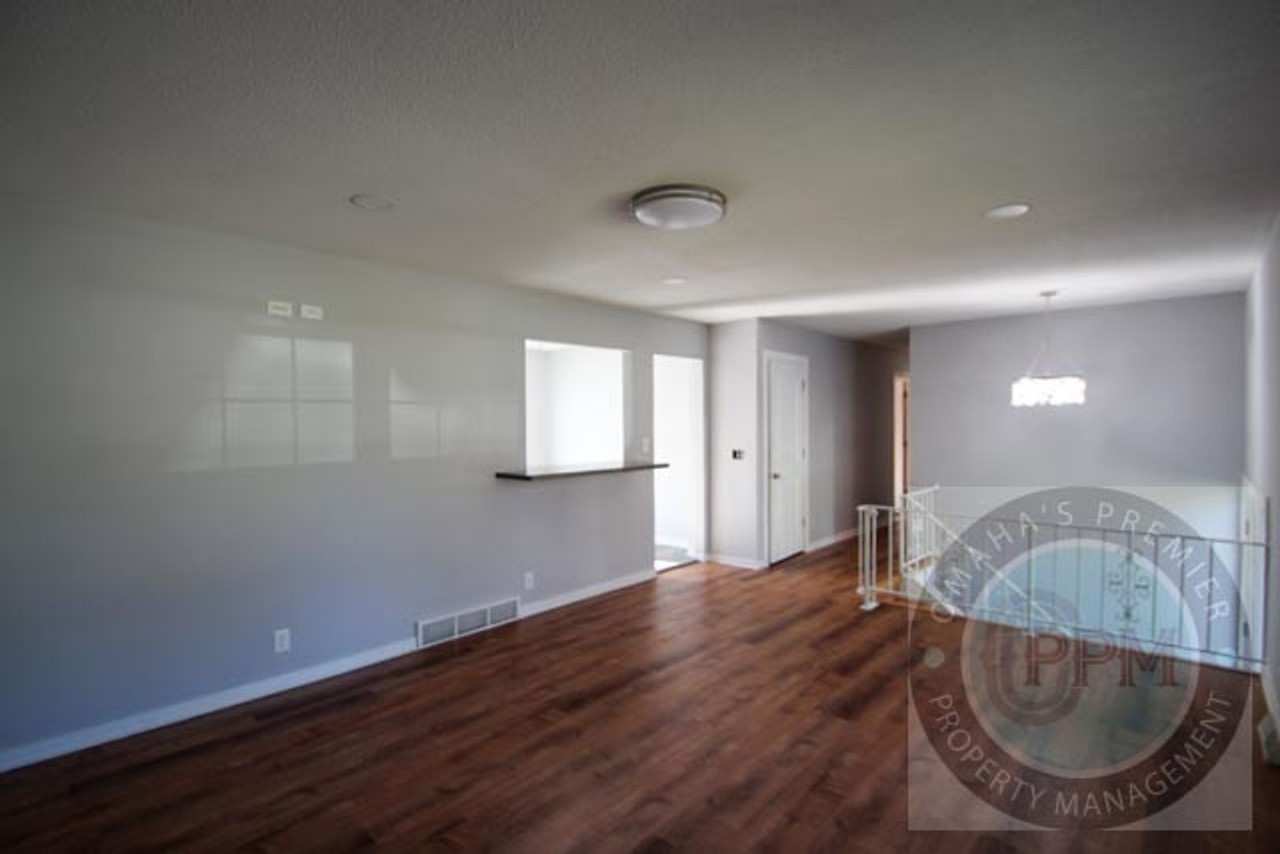 9411 Manderson St - Photo 3 of 24