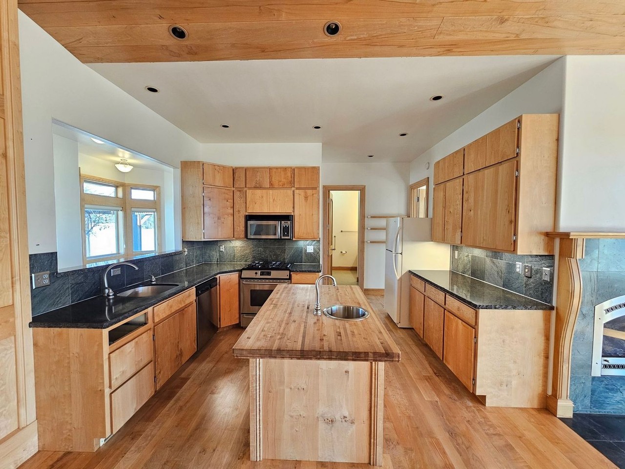 870 Ne B St - Photo 3 of 10