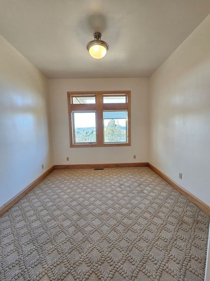 870 Ne B St - Photo 4 of 10