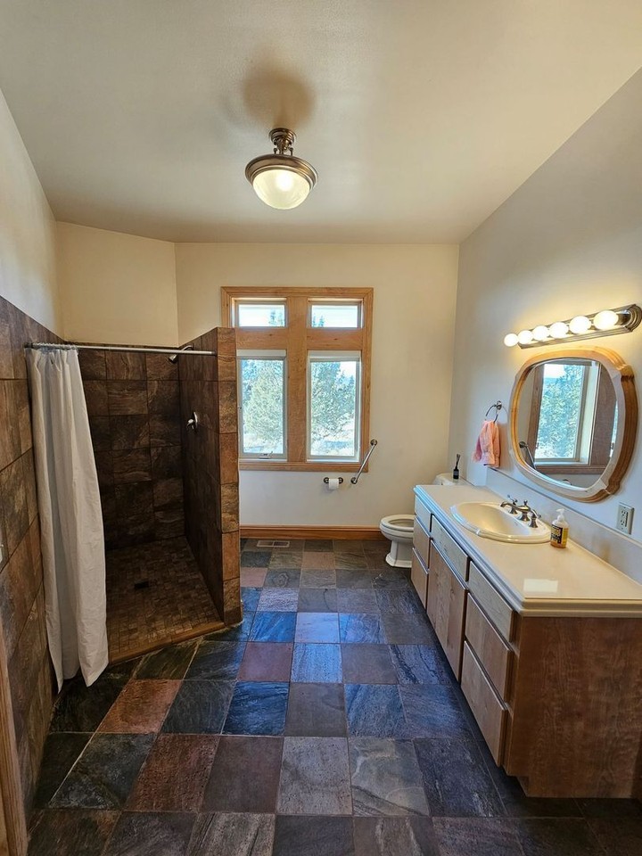 870 Ne B St - Photo 5 of 10
