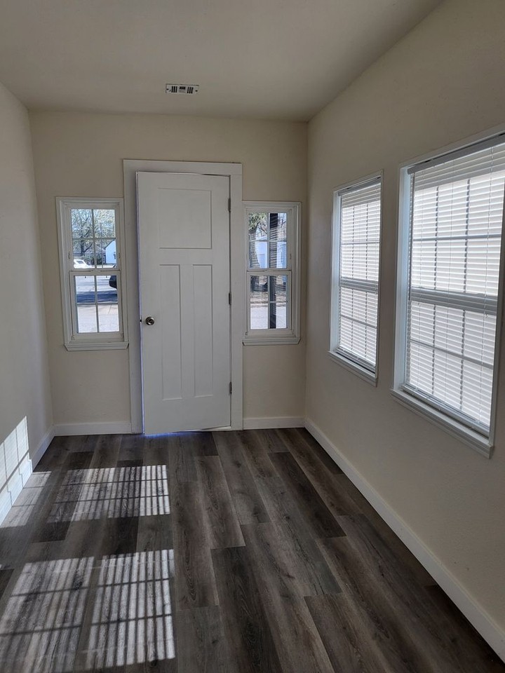 618 N Webb St - Photo 3 of 16