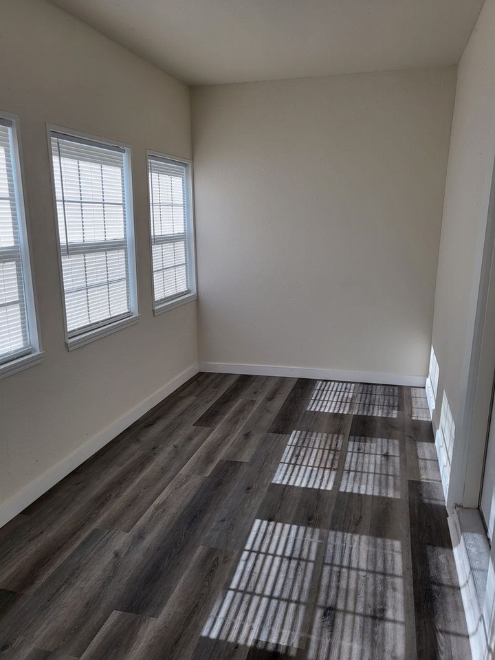 618 N Webb St - Photo 4 of 16
