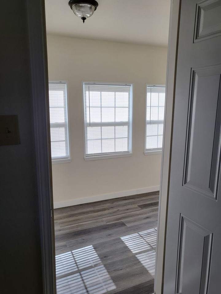 618 N Webb St - Photo 5 of 16