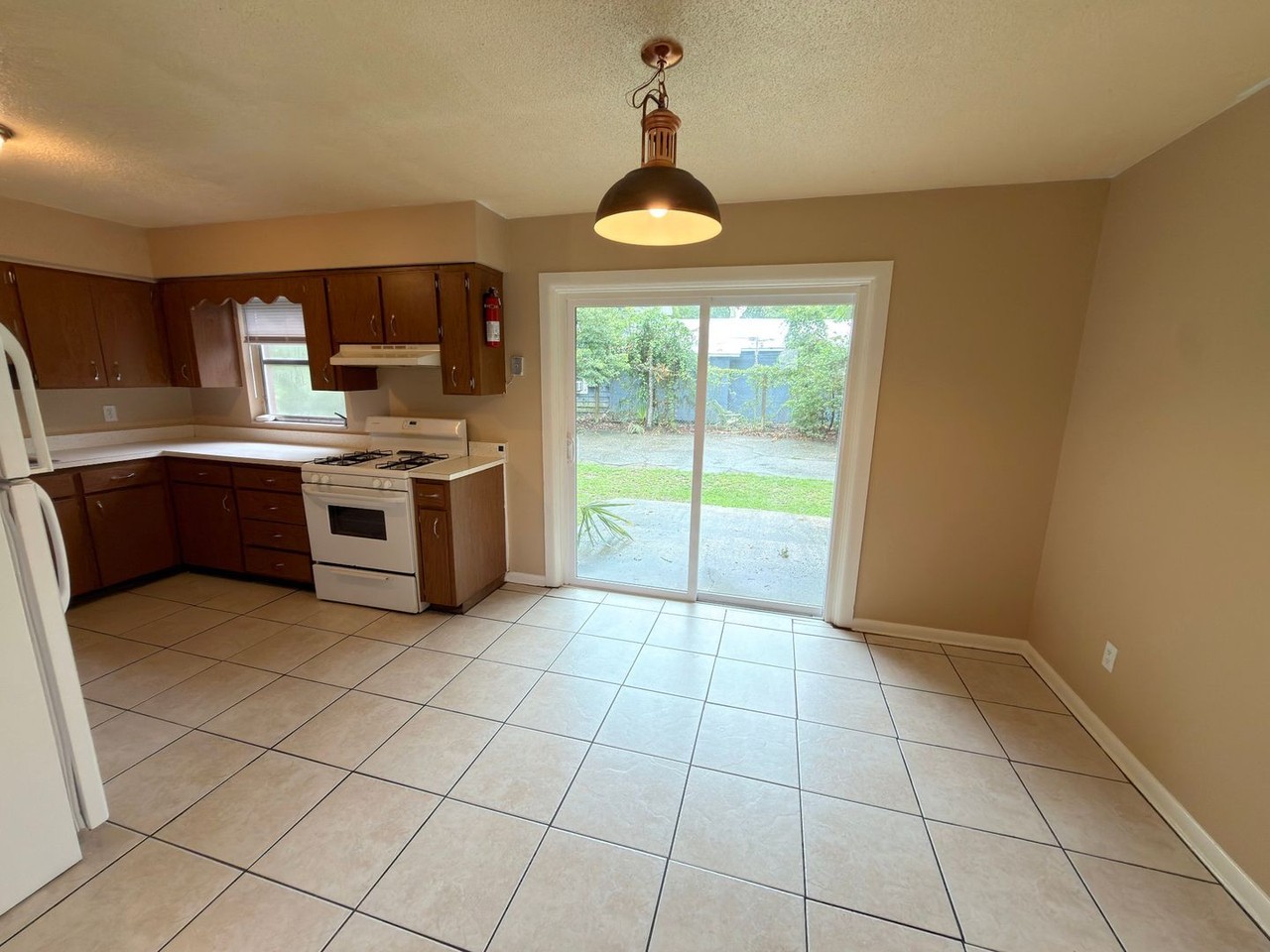929 Nw 7th Ave - Photo 6 of 13
