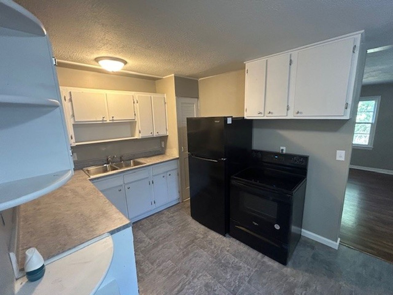 840 S Pinecrest St - Photo 3 of 15