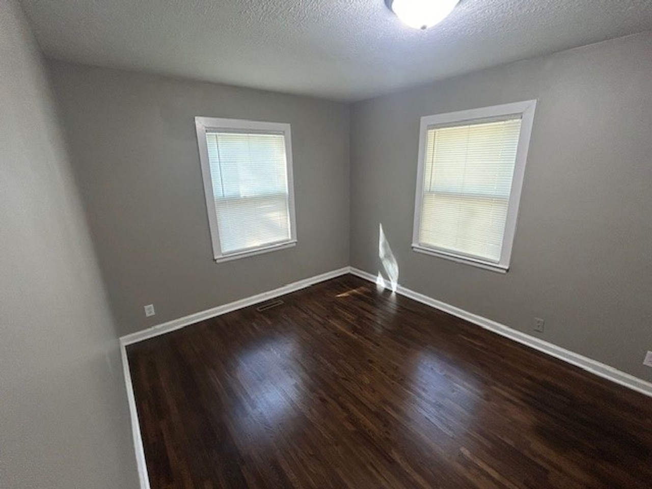 840 S Pinecrest St - Photo 4 of 15