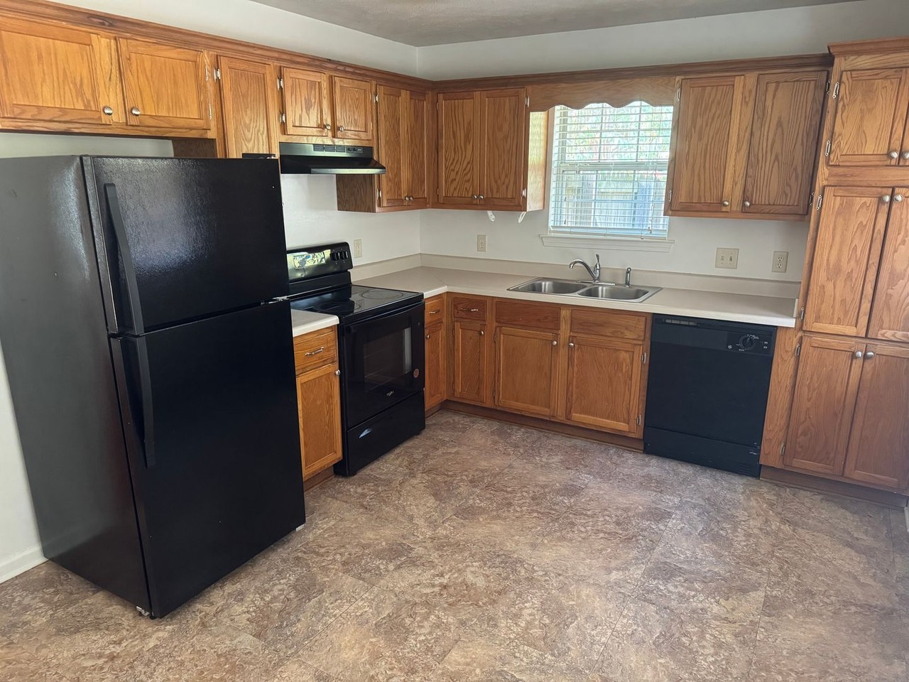 1340 Pyramid Dr - Photo 3 of 11