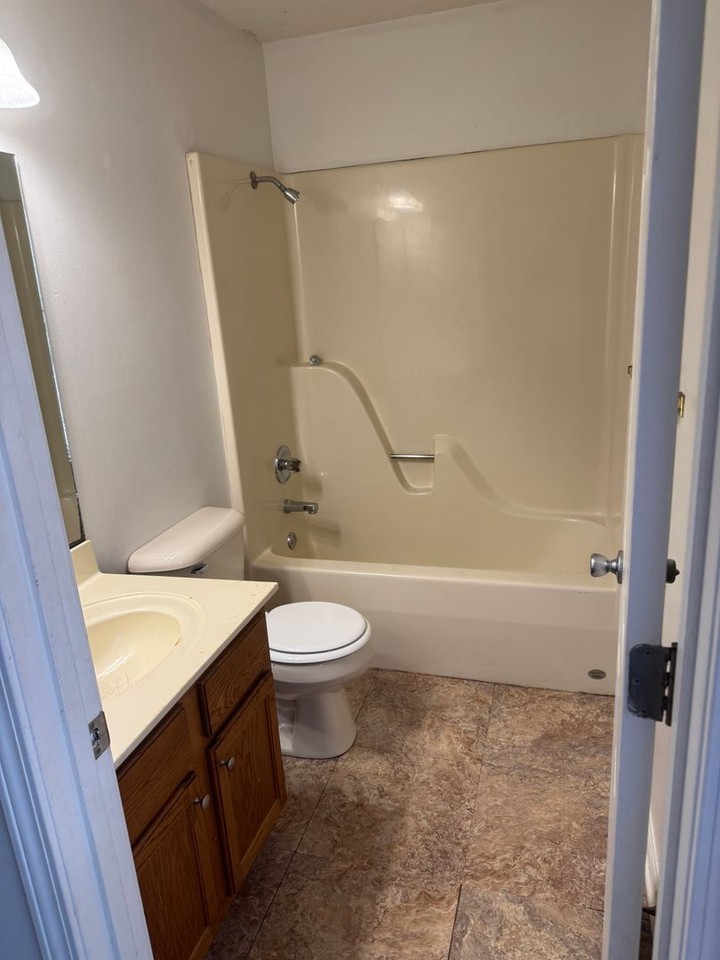 1340 Pyramid Dr - Photo 7 of 11