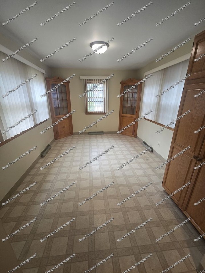 6815 Forestdale Ave - Photo 4 of 11