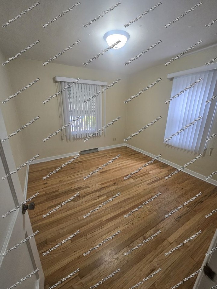 6815 Forestdale Ave - Photo 6 of 11