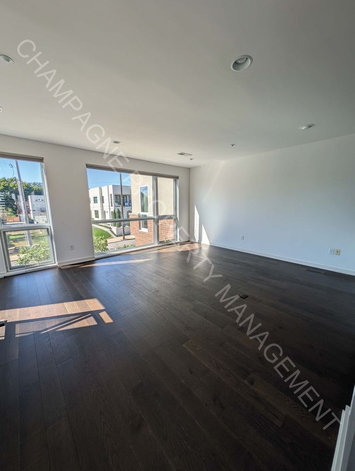1605 Summit St - Photo 2 of 35