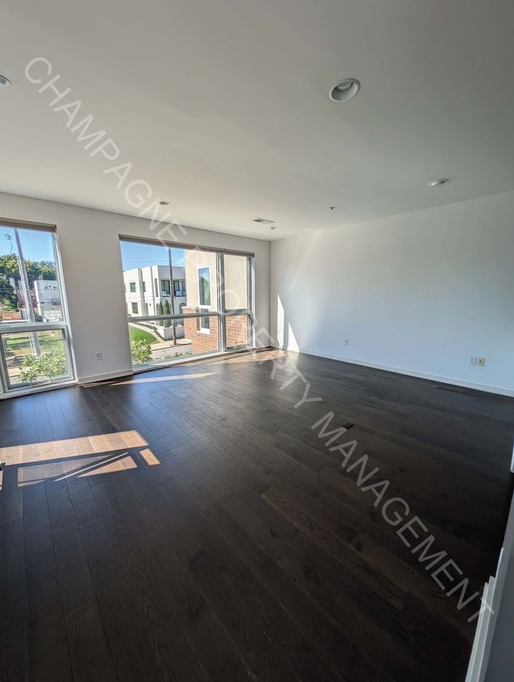 1605 Summit St - Photo 3 of 35