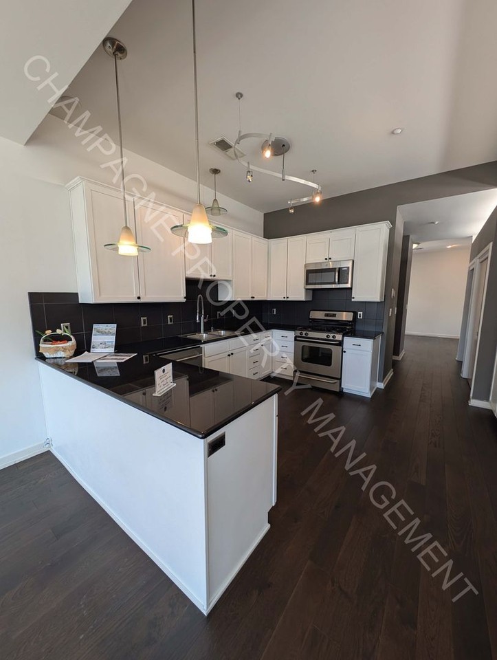 1605 Summit St - Photo 4 of 35