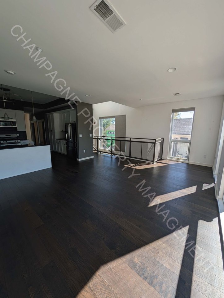 1605 Summit St - Photo 6 of 35