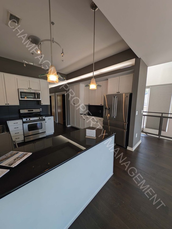 1605 Summit St - Photo 7 of 35