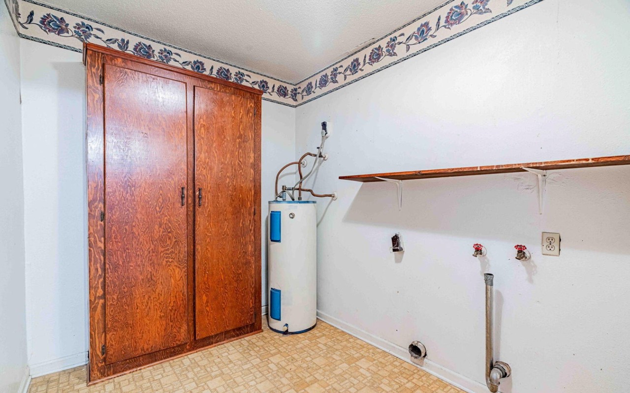 222 Winsor Dr - Photo 4 of 9