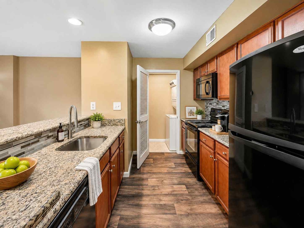 Montgomery Manor Apartments & Townhomes - Photo 7 of 27