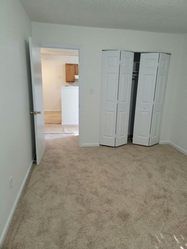 320 Kentucky Dr - Photo 6 of 8