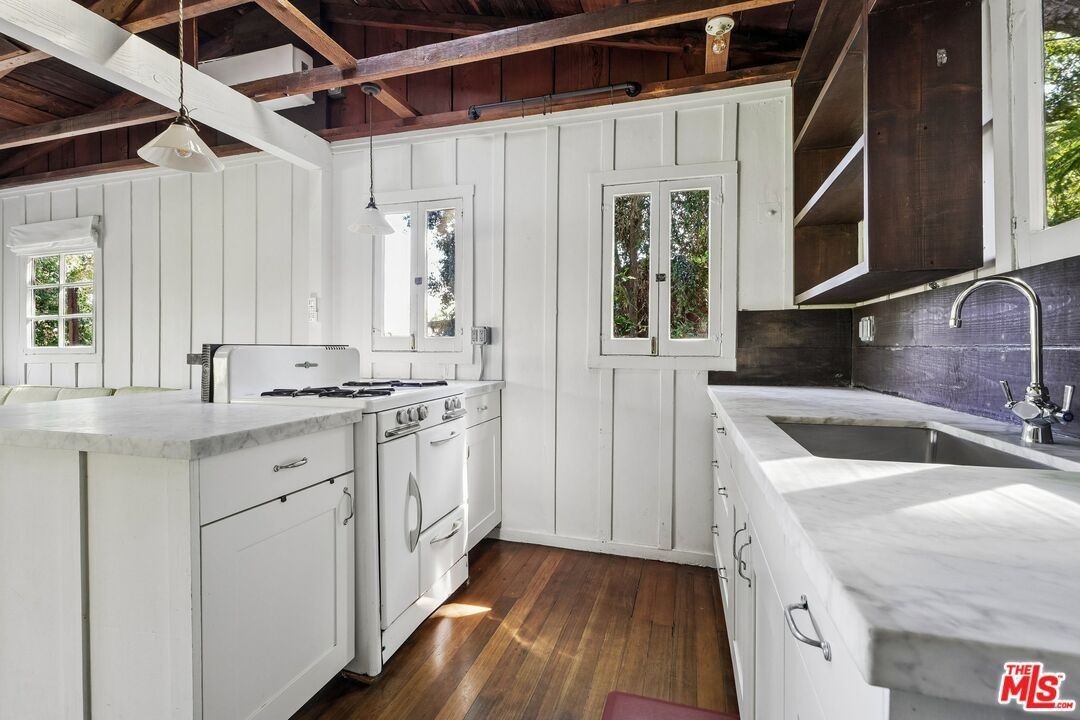 1621 Landa St - Photo 2 of 24