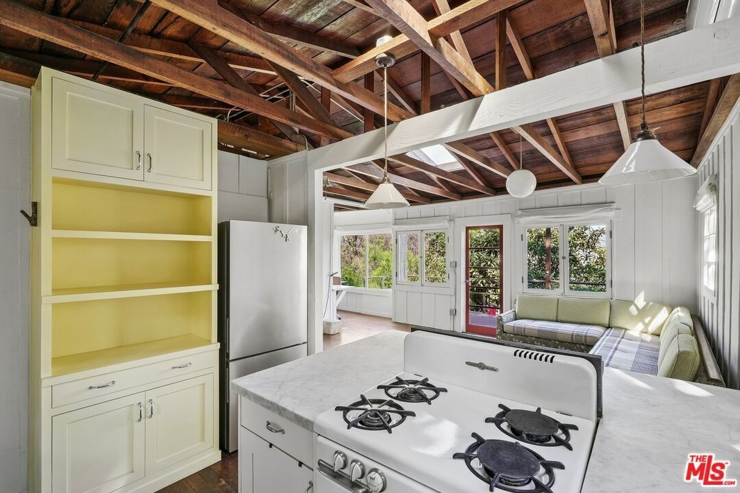1621 Landa St - Photo 4 of 24