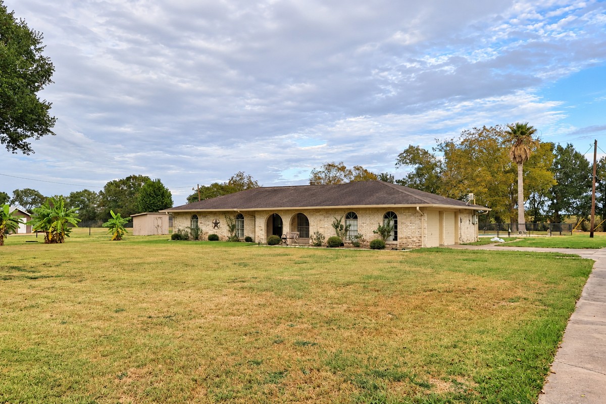 302 County Road 893 - Photo 3 of 33