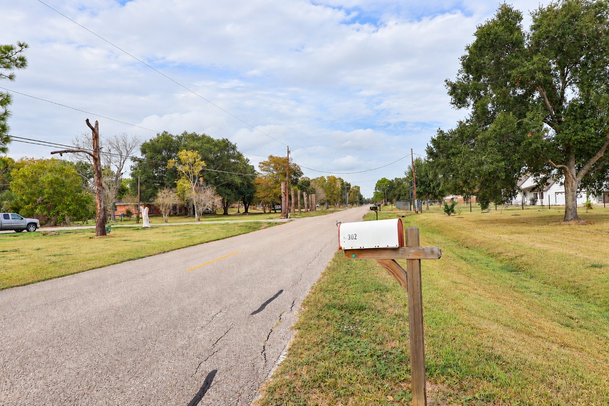 302 County Road 893 - Photo 4 of 33