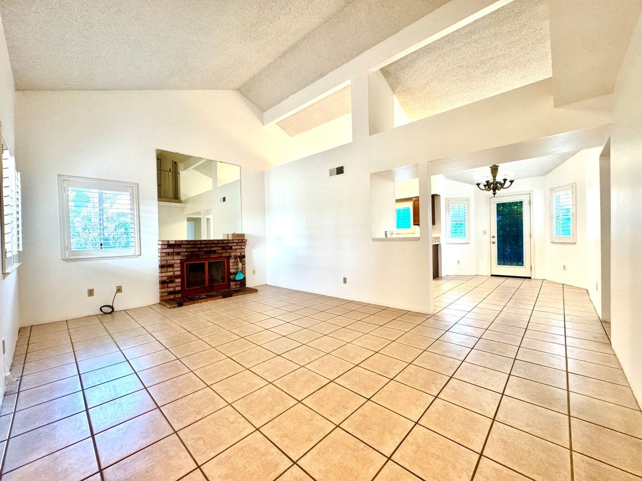 2204 Butterfield Ave - Photo 4 of 20