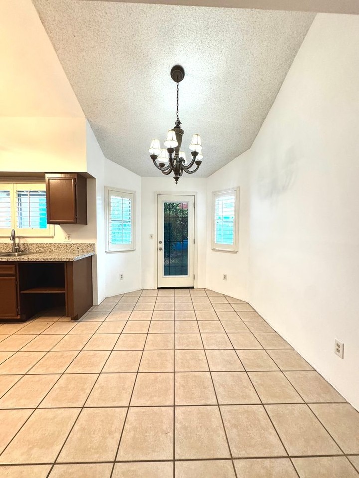 2204 Butterfield Ave - Photo 6 of 20