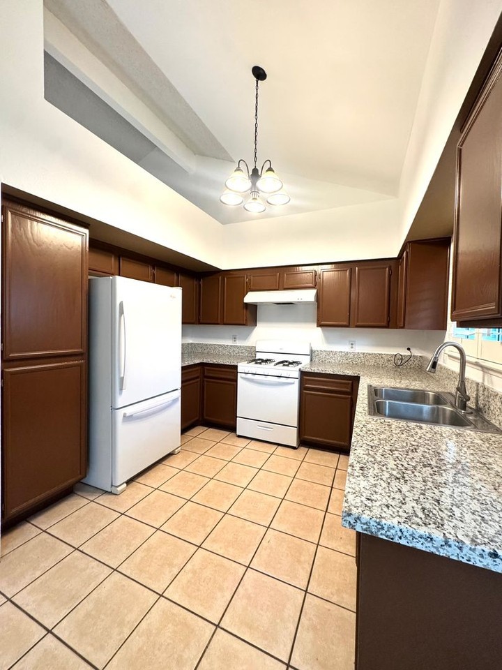 2204 Butterfield Ave - Photo 7 of 20