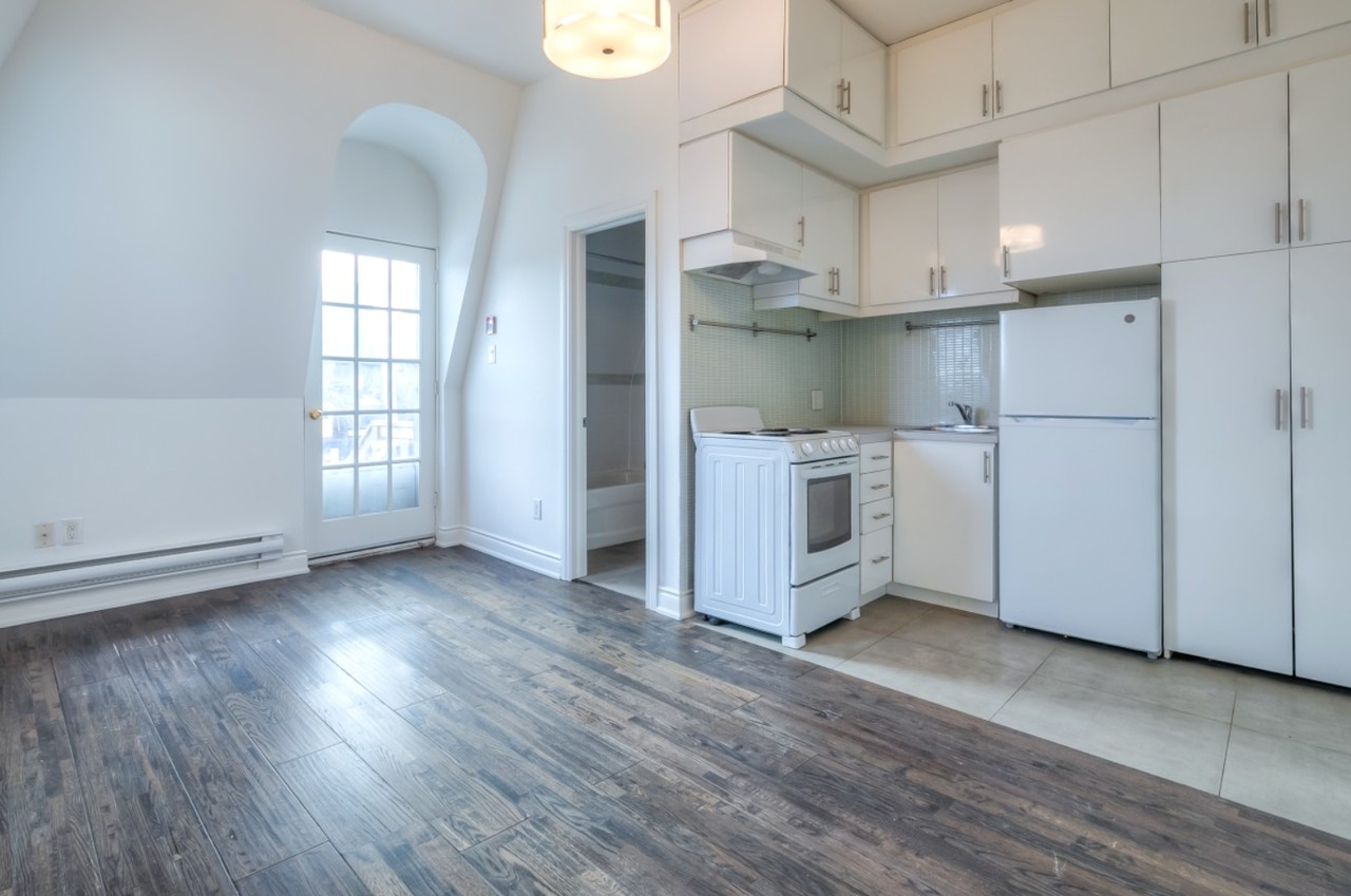 181 Gerrard St E #404