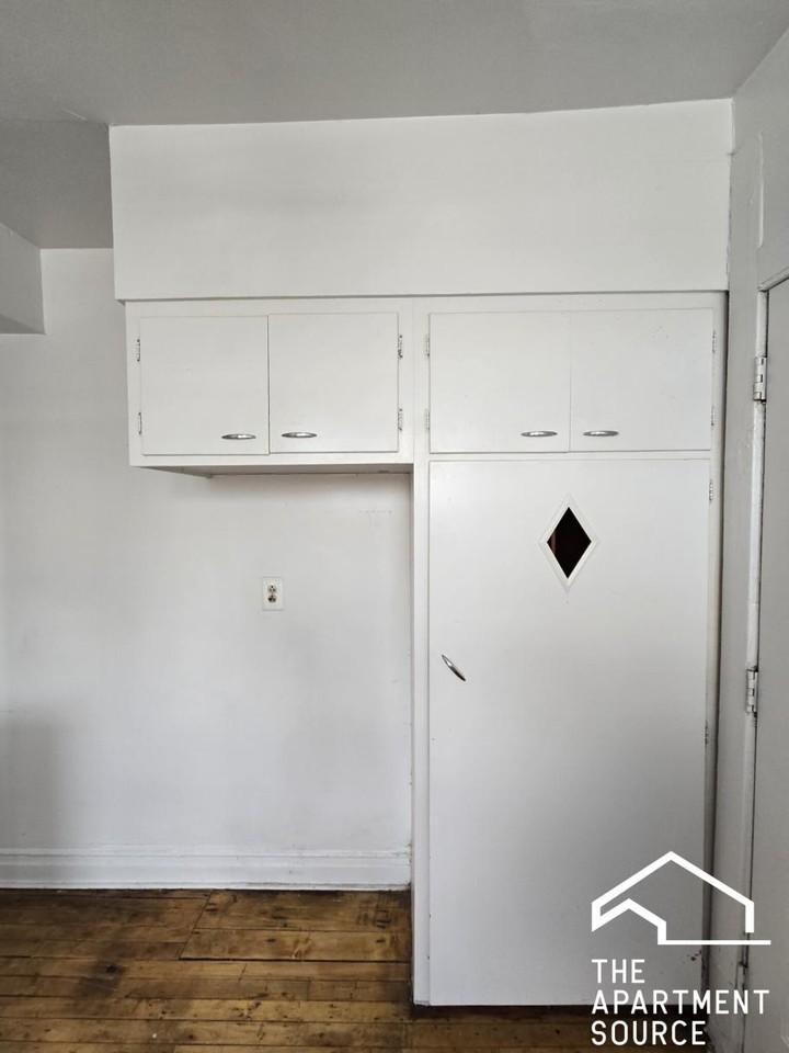 3054 W Berteau Ave #2 - Photo 4 of 5