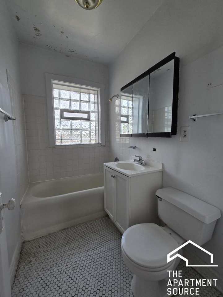 3054 W Berteau Ave #2 - Photo 5 of 5