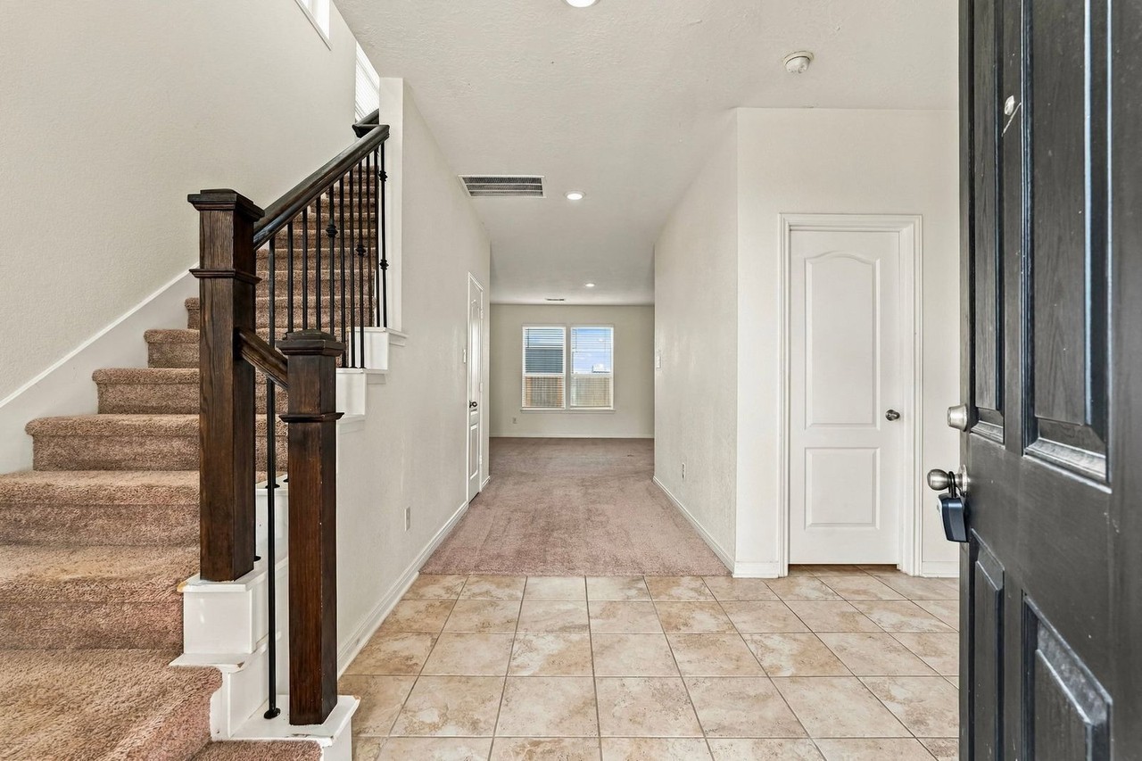 6021 Diamond Sky Ln - Photo 3 of 25