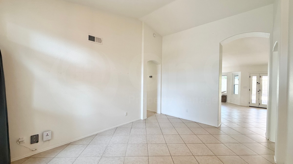 1708 E Golden Ln - Photo 5 of 27