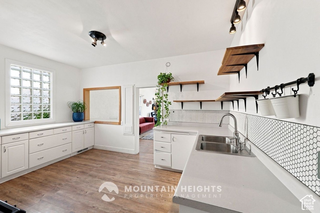 1205 E Emerson Ave - Photo 6 of 30