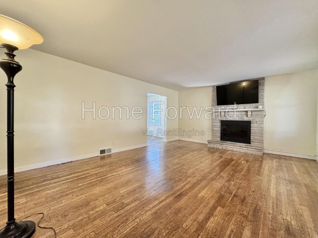1042 Della Dr - Photo 5 of 36