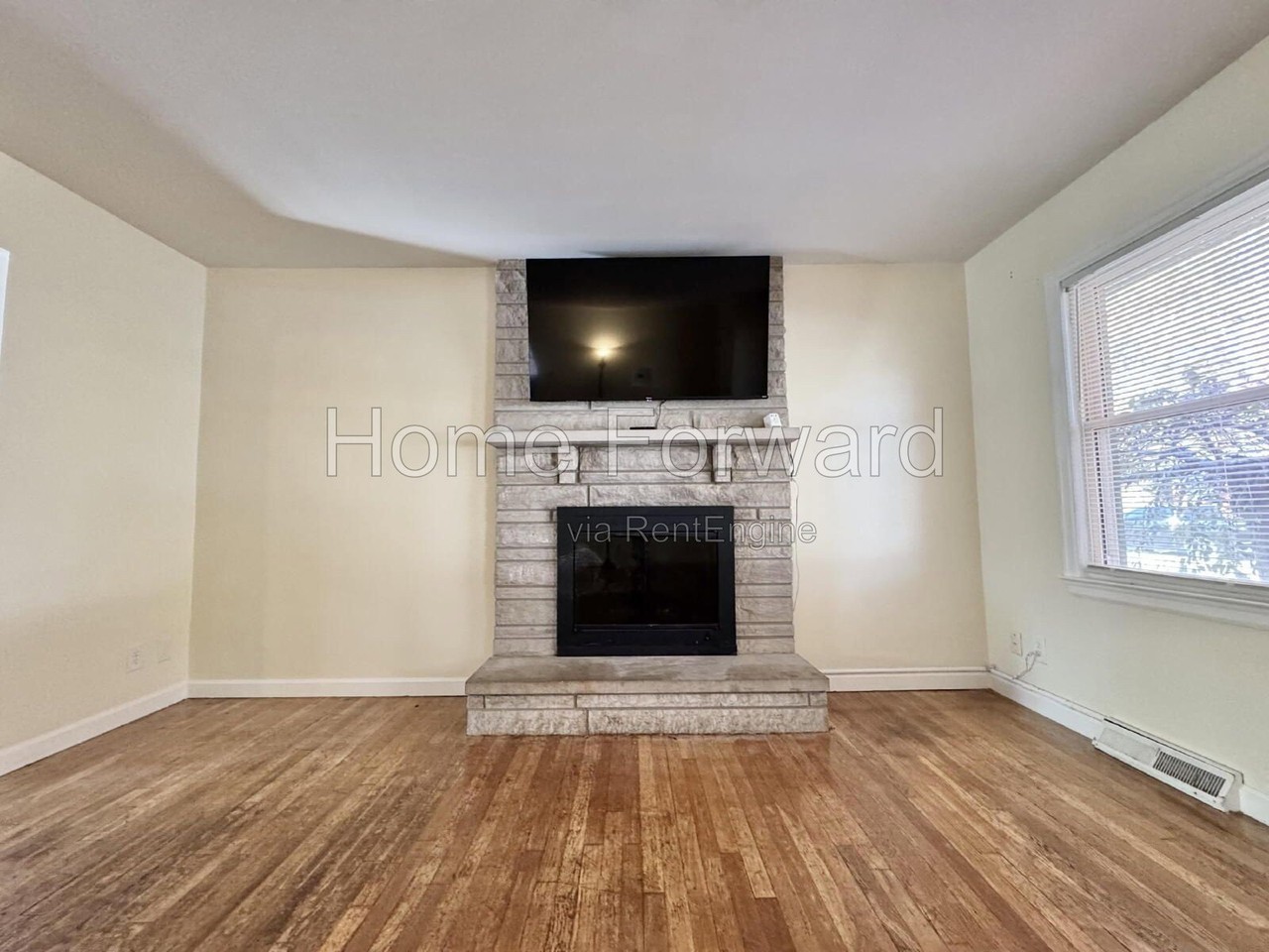 1042 Della Dr - Photo 6 of 36