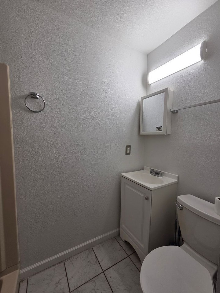 1016 1/2 Hurd Ave - Photo 5 of 6