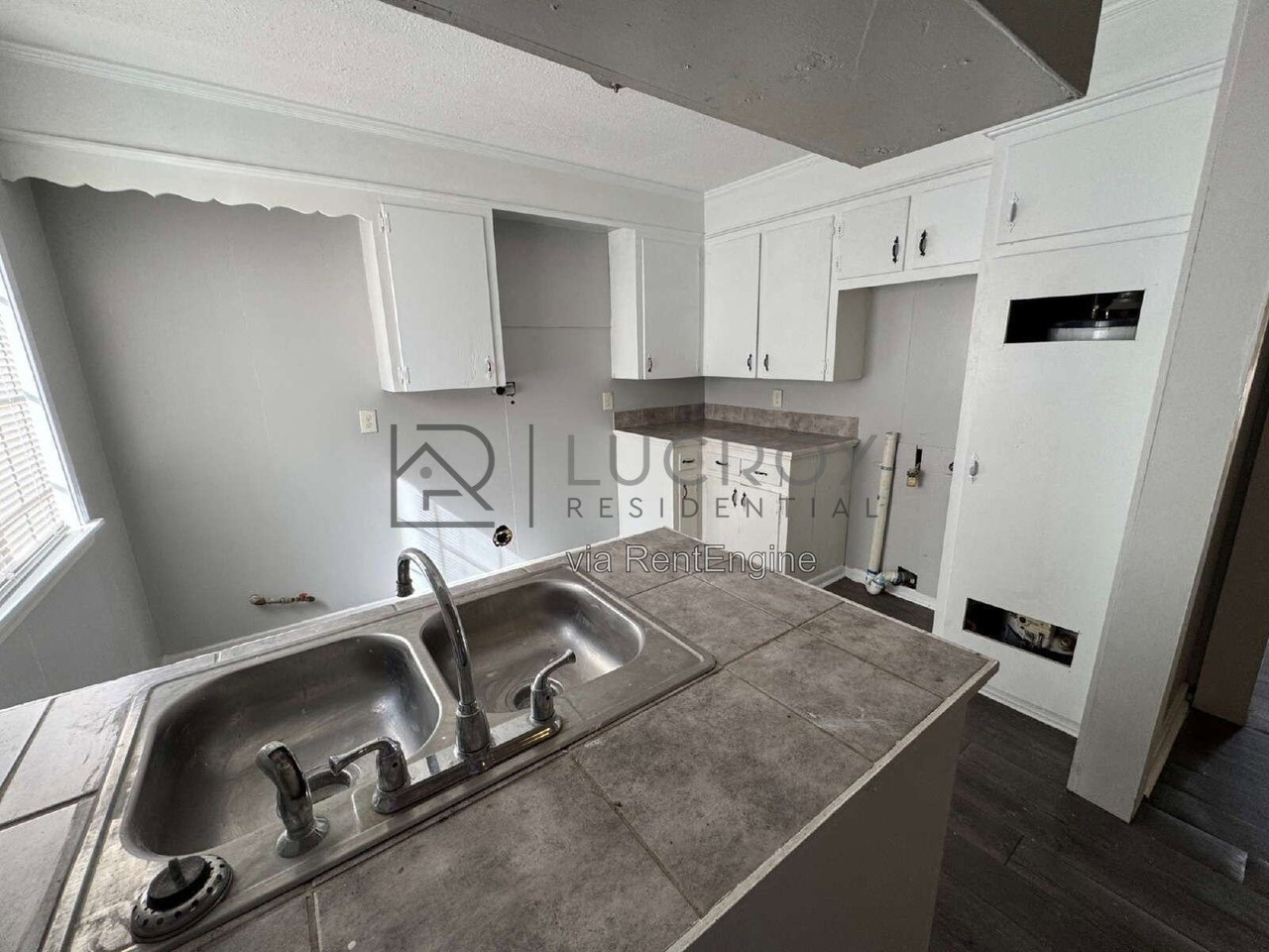 1421 Maria Dr - Photo 4 of 8