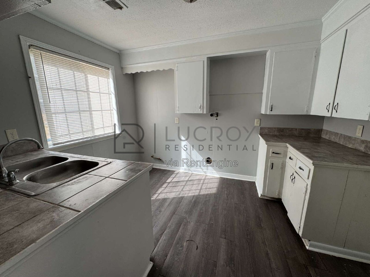 1421 Maria Dr - Photo 5 of 8