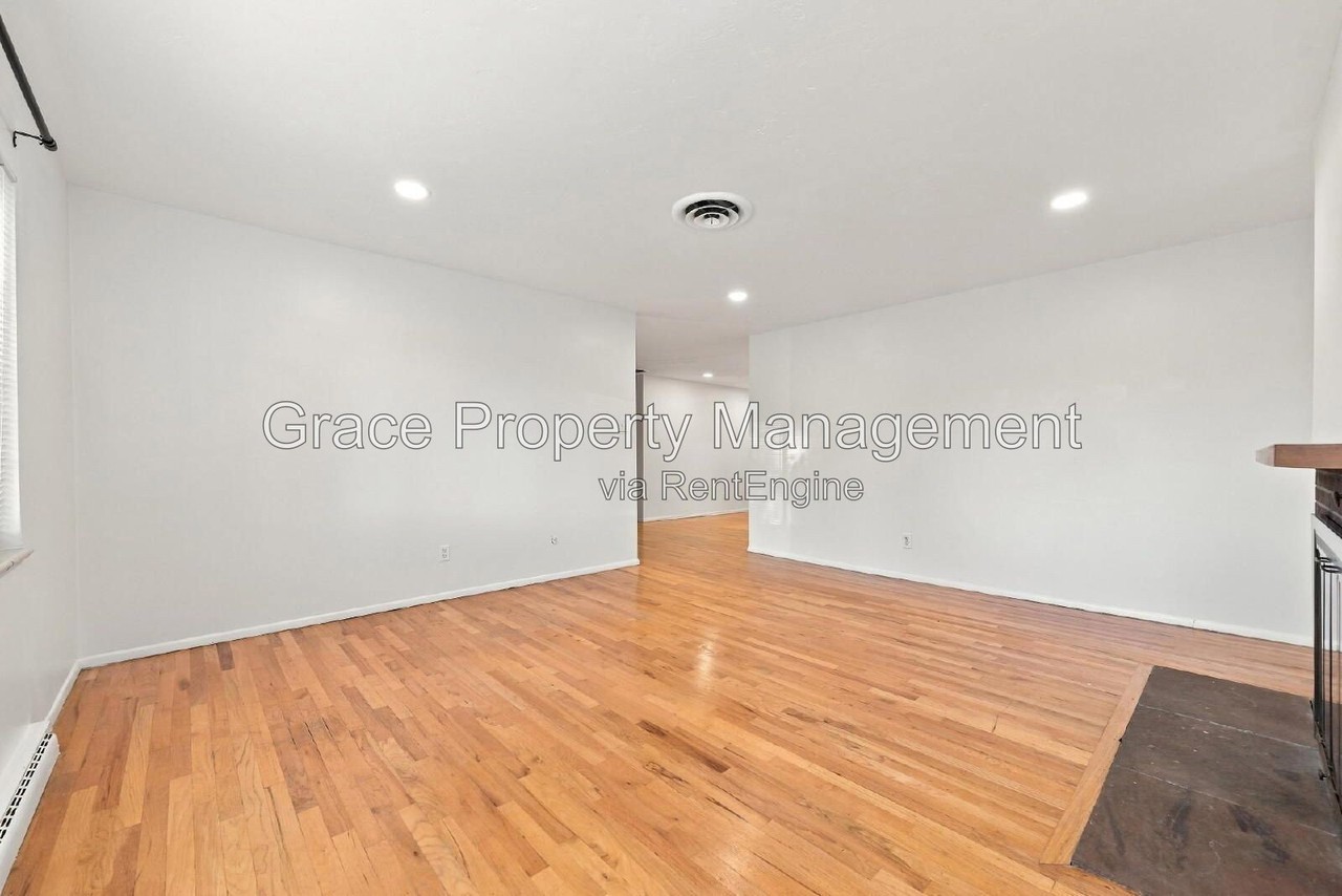 8233 E Kenyon Dr - Photo 5 of 21